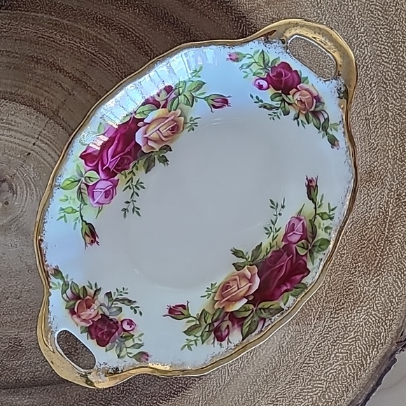 Vintage Duo: Royal Albert Old Country Roses vanity set - Picture 3 of 9